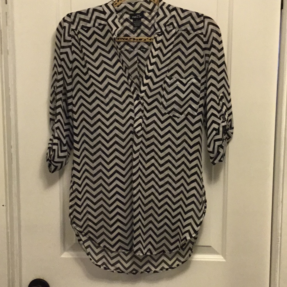 Black and white 3/4 sleeve tunic blouse